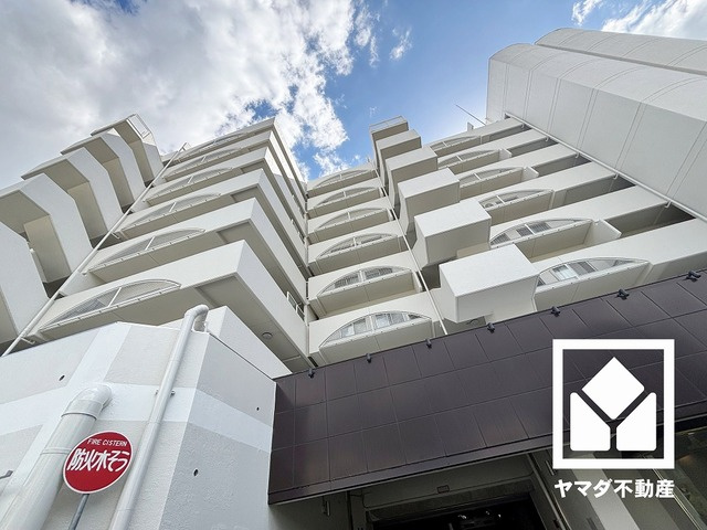 グランドヒル西宮高座台マンションＡ棟の外観|阪急電鉄今津線「門戸厄神」駅まで徒歩約24分の立地。3沿線利用可能で、毎日の通勤・通学だけでなく、休日のお出かけまで利便性に優れています。