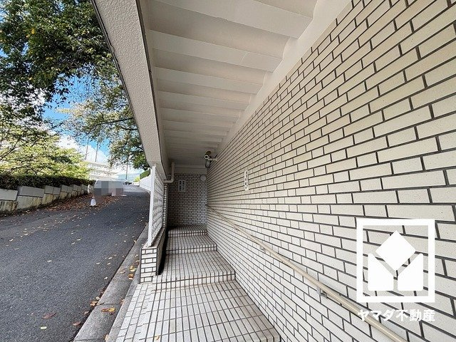 グランドヒル西宮高座台マンションＡ棟の外観|敷地内に屋外平面式・屋内機械式駐車場を完備（月額13,000円）。現在、駐車場に空きがございます。空き状況は変動いたしますので、詳細は弊社スタッフまでお気軽にお問い合わせください。