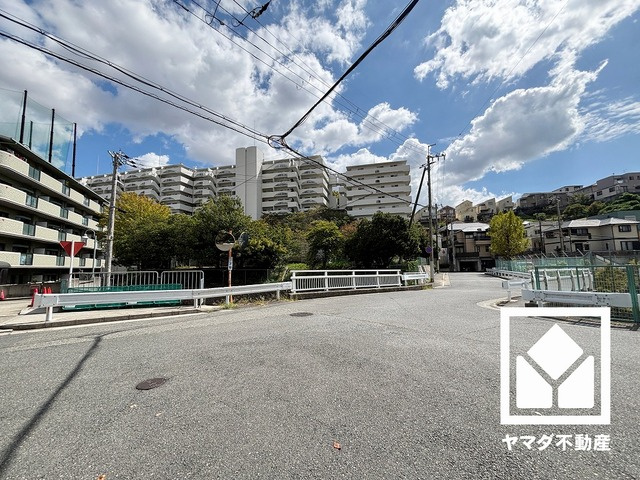 グランドヒル西宮高座台マンションＡ棟の外観|複数基のエレベーターを設置し、待ち時間を短縮。快適な住まいへのアクセスをスムーズに。防犯カメラが設置されておりセキュリティに配慮されています。