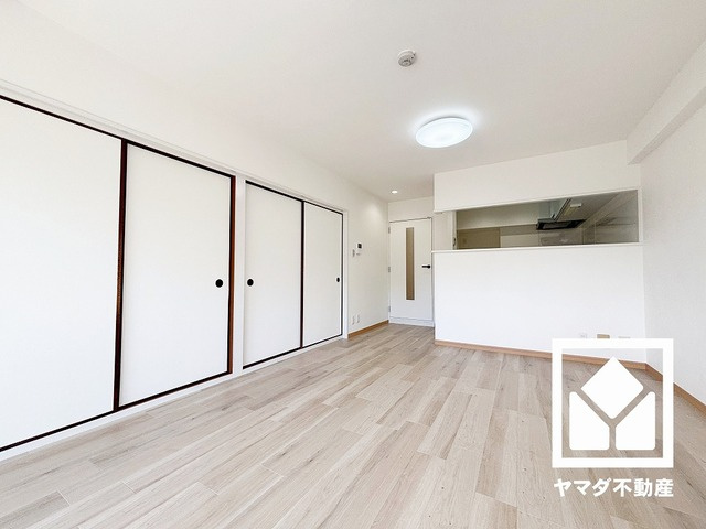 グランドヒル西宮高座台マンションＡ棟の居間・リビング|シンプルで美しいデザインのリビングが、毎日の生活に彩りを添える。