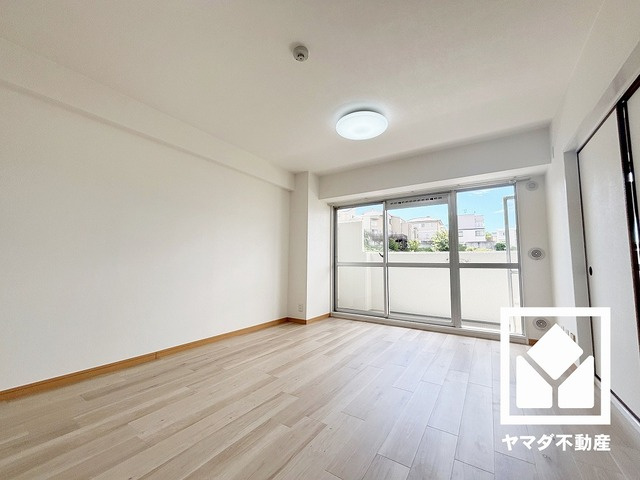 グランドヒル西宮高座台マンションＡ棟の居間・リビング|自然光を取り込む、開放感あふれる暮らし。隅々まで光が降り注ぎ、明るく心地の良い空間。