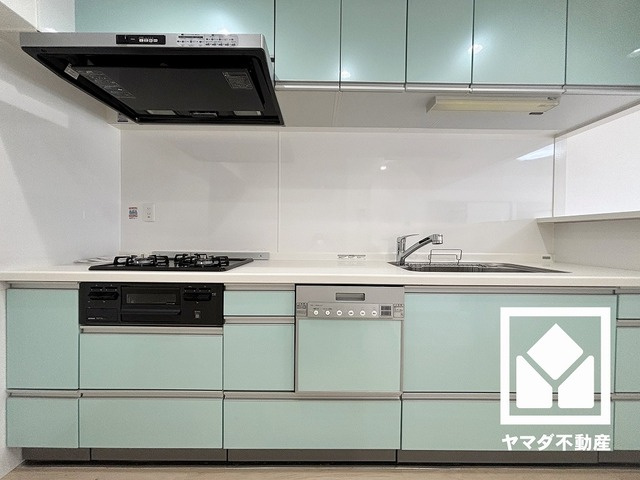 グランドヒル西宮高座台マンションＡ棟のキッチン|キッチンは空間を有効活用できる壁付けタイプ。キッチン横にはカウンターがございますので、配膳や片付けがしやすいです。