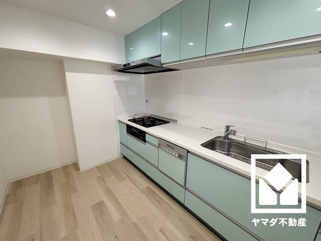グランドヒル西宮高座台マンションＡ棟のキッチン|広々としておりお料理がはかどりそうなキッチンです。毎日の家事の負担を軽減でき、水道代の節約にもなる食器洗乾燥機付き。