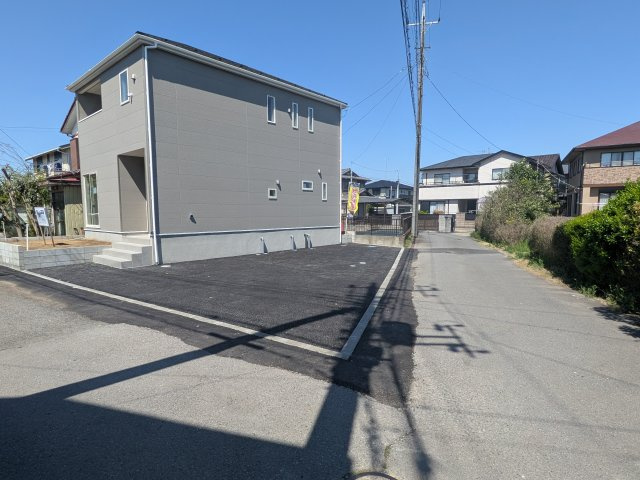 龍ケ崎市川余郷　第1　新築戸建の前面道路含む現地写真|写真だけでは伝わらない快適さを、ぜひ現地で体感しませんか？
即日見学可能です！平日のご案内も可能です♪
お気軽にお問合せまたはお電話ください！
0297-86-8370まで【リアライズ不動産】