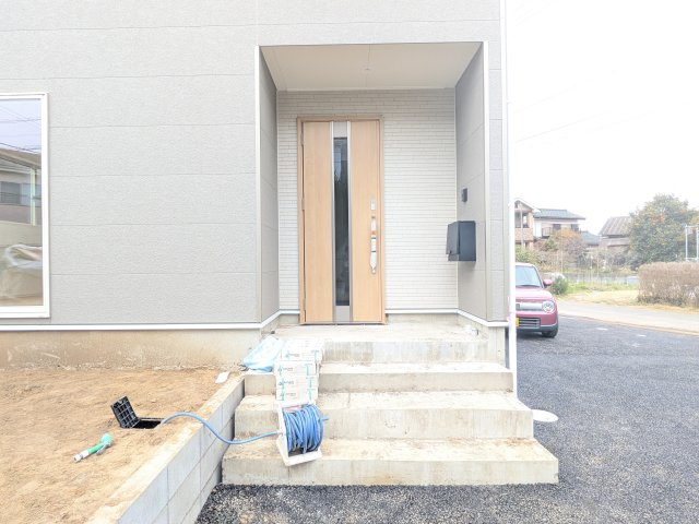 龍ケ崎市川余郷　第1　新築戸建の玄関|玄関ドアはカードキーで開閉も楽々♪
スマホでの開錠と施錠も可能です！
玄関上部には人感センサー付きのダウンライトがあるので、夜間の帰宅時に自動で点灯してくれます♪
防犯対策面にも一役買ってくれます！