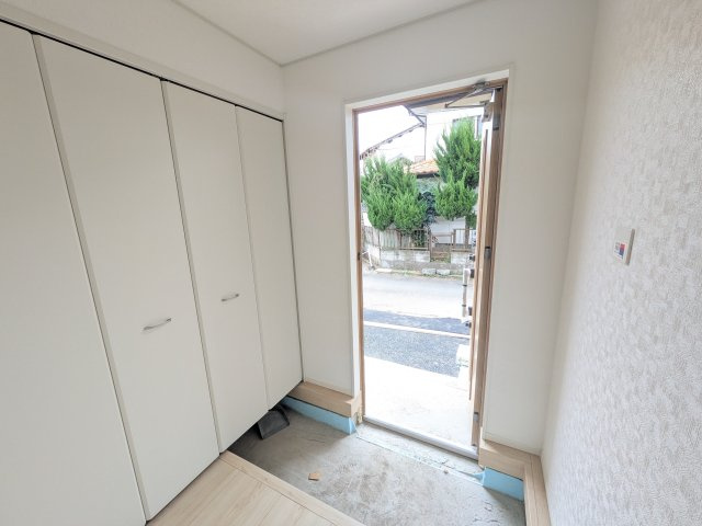 龍ケ崎市川余郷　第1　新築戸建の玄関|家族全員の靴がスッキリ片付く大容量シューズボックス完備。お客様を気持ちよく迎えられる、明るく清潔感あふれる玄関です。