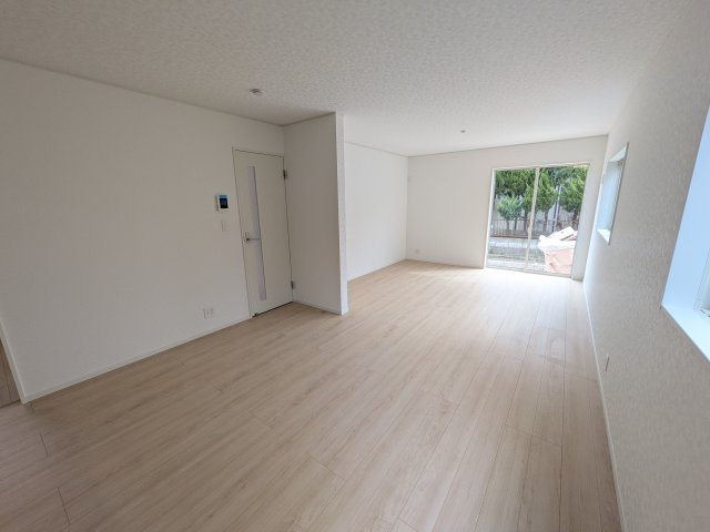 龍ケ崎市川余郷　第1　新築戸建の居間・リビング|家族の会話が自然と弾む、広々としたゆとりのLDK。南西向きの窓からたっぷりの光が射し込む明るく快適な空間です。