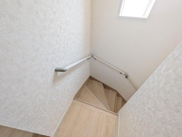 龍ケ崎市川余郷　第1　新築戸建の内装|窓付きで明るい階段は、手すり付きでお子様からご年配の方まで安心して上り下りができます♪
