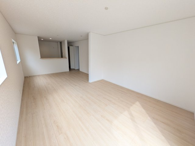 龍ケ崎市川余郷　第1　新築戸建の居間・リビング|居心地の良いデザインと機能性を両立。ご友人を招いたり、趣味を楽しんだり、様々なシーンで活躍する団らんの中心地です。