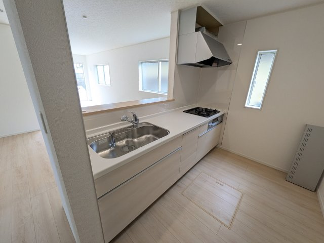 龍ケ崎市川余郷　第1　新築戸建のキッチン|対面式カウンターでリビングとの一体感を演出。使いやすい動線と豊富な収納で、毎日の料理時間も快適に過ごせます。