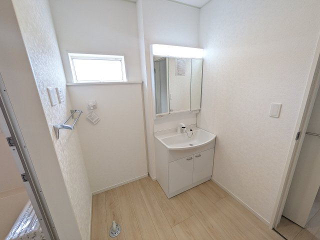 龍ケ崎市川余郷　第1　新築戸建の独立洗面台|三面鏡の洗面化粧台はミラー扉の内側がすべて収納スペースになっており、収納力も魅力的です♪
ボックスティッシュも収納可能で、可変トレイは収納物に応じて高さ調整ができます！
取り外して洗えるので清潔です♪