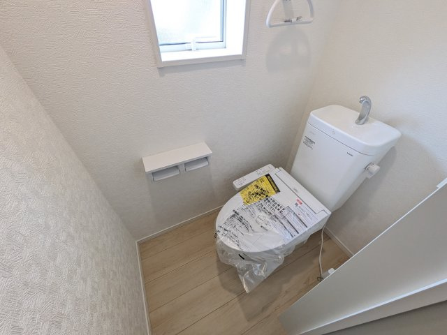 龍ケ崎市川余郷　第1　新築戸建のトイレ|少ない水でもパワフルに洗浄する節水設計。清潔さと機能性を両立させた、毎日気持ち良く使えるトイレ空間です。