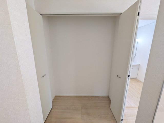 龍ケ崎市川余郷　第1　新築戸建の収納|キッチン横の便利な位置にパントリーを設置。調理中や買い出し後、スムーズに物の出し入れができる家事ラク動線です。