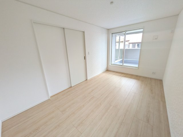 龍ケ崎市川余郷　第1　新築戸建の洋室|バルコニーに面した明るい２面採光で、毎朝爽やかな光を感じられます。