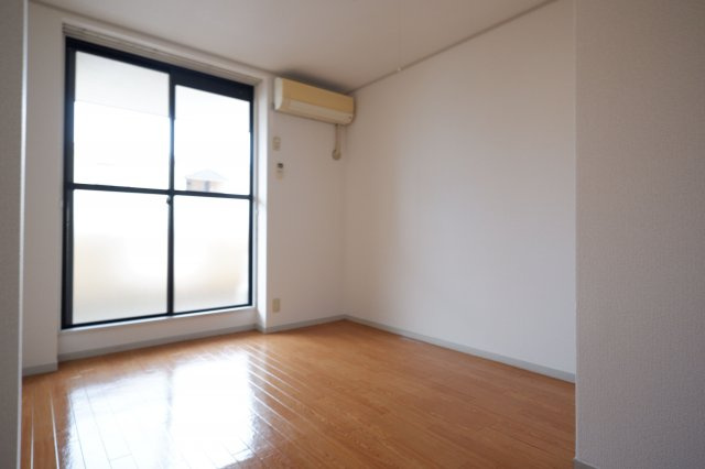 アンビション旭Ｂ棟の洋室|バルコニー側の洋室です