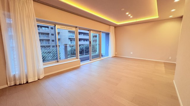 ★仲介手数料半額★ドミール高輪（新規リフォーム済みの２面バルコニー付き2LDK）の居間・リビング