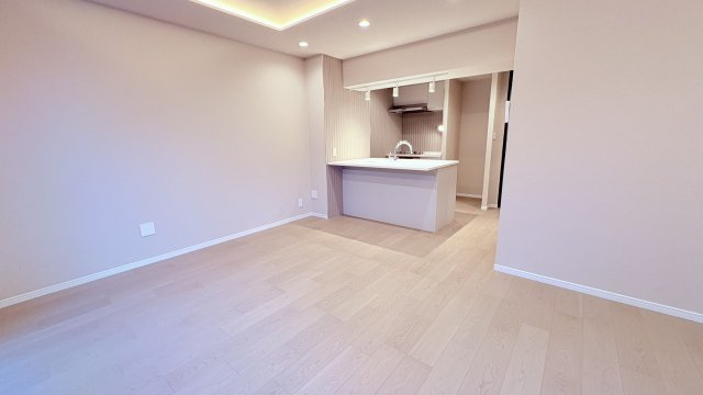★仲介手数料半額★ドミール高輪（新規リフォーム済みの２面バルコニー付き2LDK）の居間・リビング