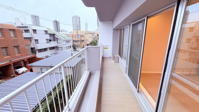 ★仲介手数料半額★ドミール高輪（新規リフォーム済みの２面バルコニー付き2LDK）のバルコニー