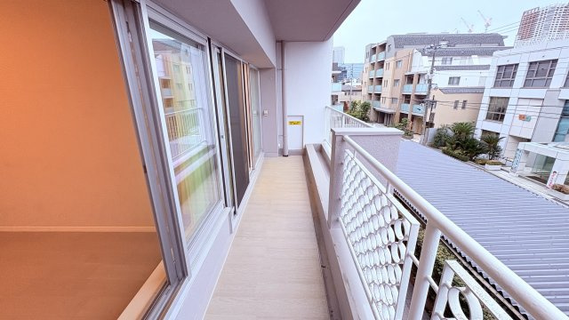 ★仲介手数料半額★ドミール高輪（新規リフォーム済みの２面バルコニー付き2LDK）のバルコニー
