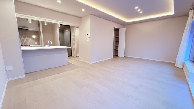 ★仲介手数料半額★ドミール高輪（新規リフォーム済みの２面バルコニー付き2LDK）の居間・リビング