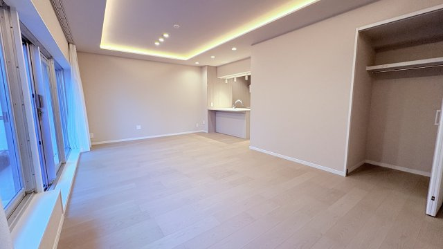 ★仲介手数料半額★ドミール高輪（新規リフォーム済みの２面バルコニー付き2LDK）の居間・リビング
