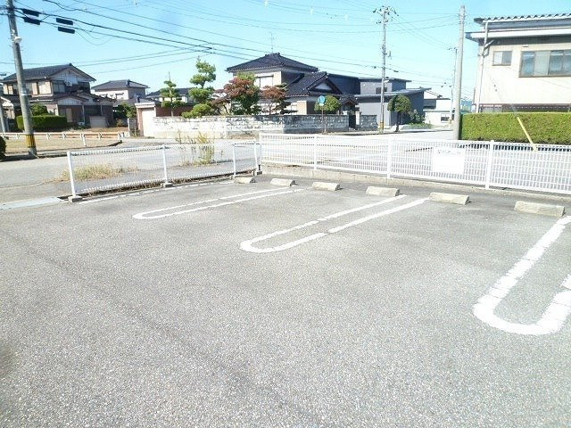 ＷＥＳＴ　戸出の駐車場|車をお持ちの方に嬉しい駐車場付きの物件です
