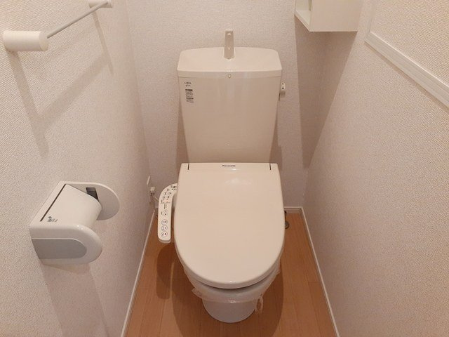 ア・ピアチェーレⅠのトイレ|落ち着いた色調のトイレです