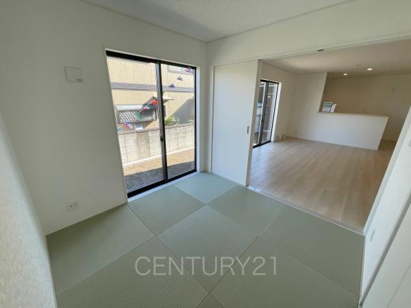 前橋市関根町第３の和室|和室はLDKと続き間で開放感があります。
引き戸で簡単に仕切れますので状況に合わせた使い方ができます。