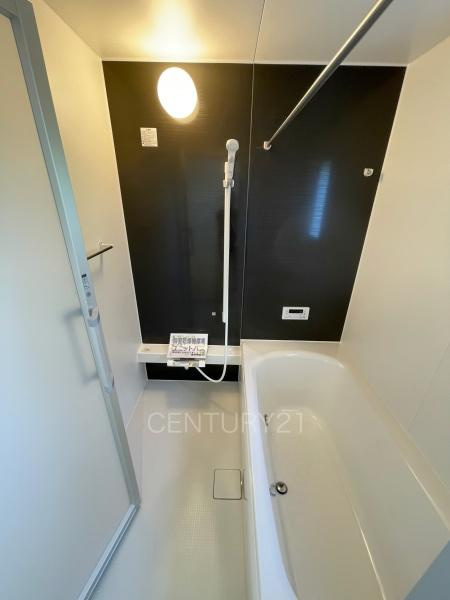 前橋市関根町第３の浴室|ゆったりと寛げる大型バスタブ。
足を伸ばしたまま入浴可能です。
浴室乾燥機付きで天候が悪い日でも洗濯をして衣類を乾燥させることができます。