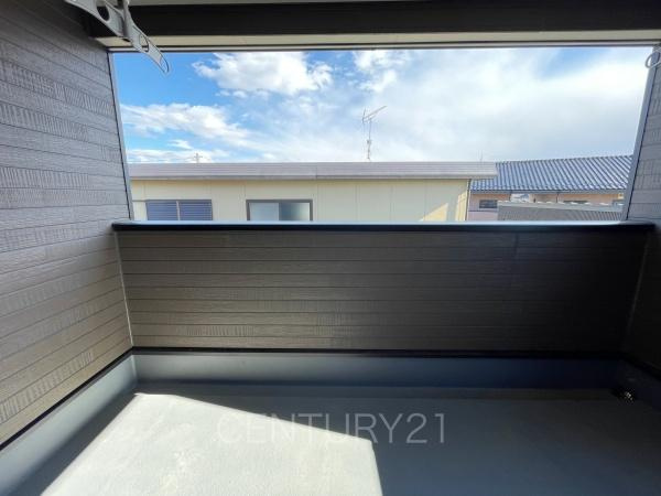 前橋市関根町第３のバルコニー|天井付きバルコニーは急な雨にも安心。
干した洗濯物や布団が外壁に干渉しづらい、天井吊り下げ式の物干し金具付き。