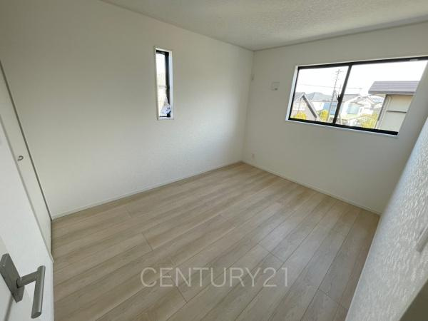 前橋市関根町第３の寝室|２面採光の明るい洋室です。