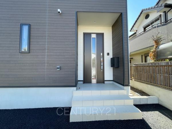 前橋市関根町第３の玄関|スマートキー付きの玄関。
鍵を探すことなくドアの開閉が可能です。
郵便物を守る鍵付きポストです。
インターホンは録画機能付きで防犯面に優れます。