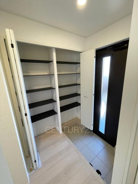 前橋市関根町第３の玄関|高さ調整可能な棚付きで、沢山の収納が可能です。