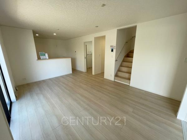 前橋市関根町第３の居間・リビング|大きいソファーがおける広々リビング