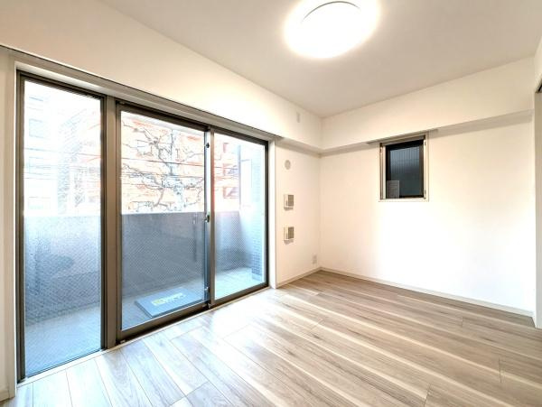 デュオステージ横濱天王町の洋室|窓からの光が嬉しい洋室です。
収納もあり、荷物が多い方にも安心です♪