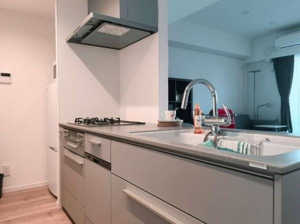 オーベル三軒茶屋ディーアールのキッチン|キッチンスペースは広々しており、調理の効率が上がる３口コンロに、食洗器もついており、家事もはかどります
