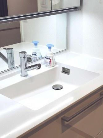 オーベル三軒茶屋ディーアールの独立洗面台|十分な大きさの洗面台。身だしなみチェックや歯磨きなど、朝の慌ただしい時間でも余裕とゆとりを感じられます