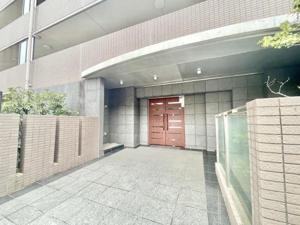【エントランス】 | 生田ビューフォルム | 明るい印象のエントランスが皆様を迎え入れます。管理体制がしっかりしていることがうかがえる綺麗なエントランスです。