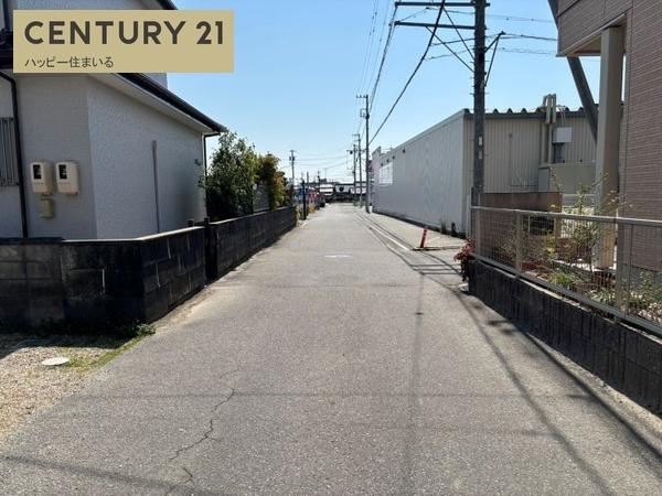 岡崎市舳越町字朝倉の売地の前面道路含む現地写真