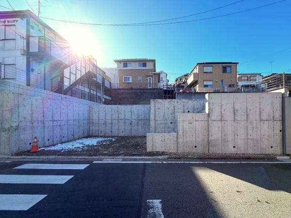 横浜市港南区芹が谷４丁目の新築一戸建の前面道路含む現地写真