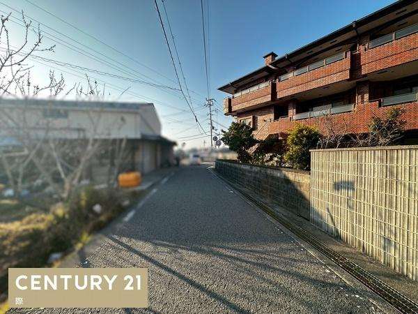 桃山町元　中古戸建の前面道路含む現地写真