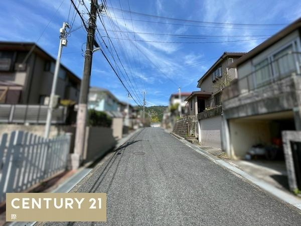 橋本市紀見ケ丘1丁目　中古戸建の前面道路含む現地写真