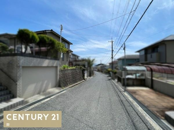 橋本市紀見ケ丘1丁目　中古戸建の前面道路含む現地写真
