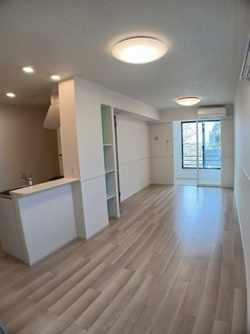 ムーンヴェルジュ　Ｅの居間・リビング