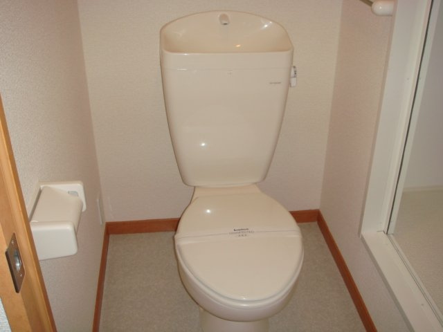 レオパレスサニータウンのその他|トイレはタオルハンガー、棚付き。
