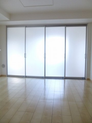 【居間・リビング】 | ローズパティオ | ゆったり過ごせる居間です