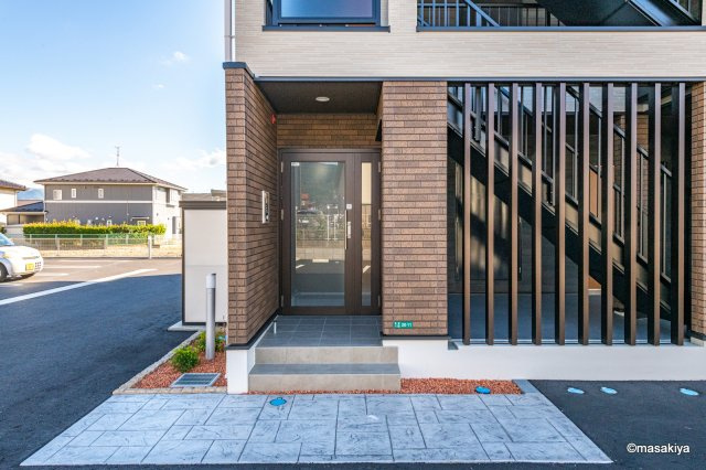 sumikawa（スミカワ）のエントランス|写真は同じ建築会社の近い間取りのものです。参考にご覧下さい。