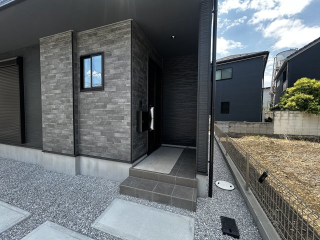 新築　高崎市常盤町1期　１号棟の玄関|現地写真　ポストと一体型のTVモニターホンでセキュリティ安心！
