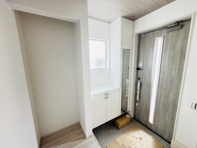 新築　前橋市下新田町1期　１号棟の玄関|　シューズインクロークと下駄箱があり、かなりの収納量が期待できます！							
