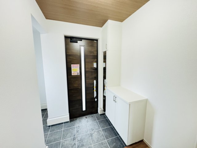 新築　前橋市下新田町1期　2号棟の玄関|　シューズインクロークと下駄箱があり、かなりの収納量が期待できます！							
